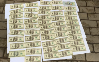Допомагав уникнути тюремного терміну за $ 5000, а сам постане перед судом: ДБР затримало копа