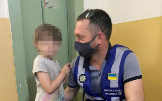 Антисанитария и отсутствие еды: в Киеве у горе-матери отобрали ребенка