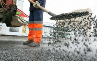 У Києві жінка зламала ногу через вириту біля будинку яму