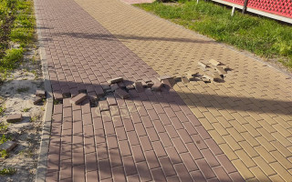 В одном из районов Киева разваливается тротуар, фото