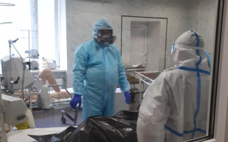 Хворих все більше, а лікарів не вистачає: у Харківській лікарні закликають дотримуватися карантину, фото