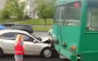 В Киеве легковушка протаранила троллейбус: видео последствий ДТП