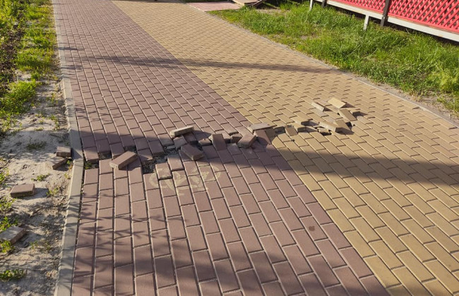 В одном из районов Киева разваливается тротуар, фото