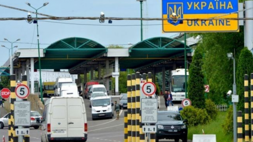 Кабмин возобновил пешеходное и автомобильное сообщение с Беларусью и Россией