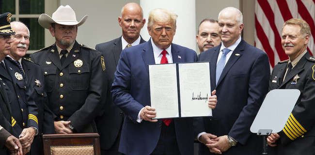 Трамп подписал указ о реформе полиции в США: что изменится