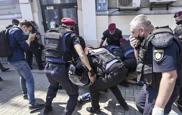 Потасовки в центре Киева: полиция задержала противников партии Шария, видео