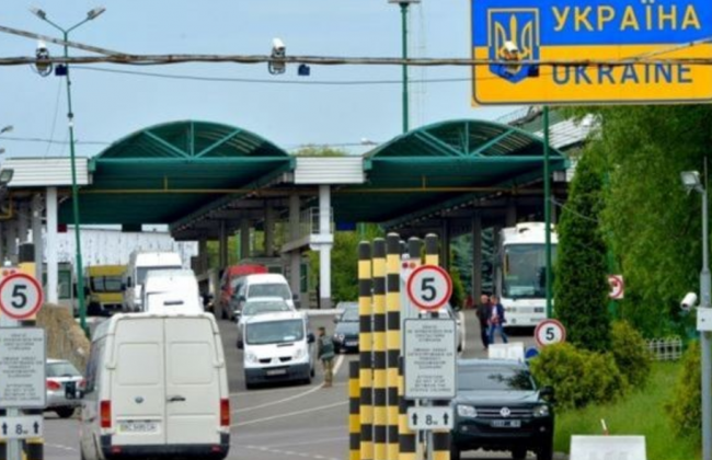 Кабмин возобновил пешеходное и автомобильное сообщение с Беларусью и Россией