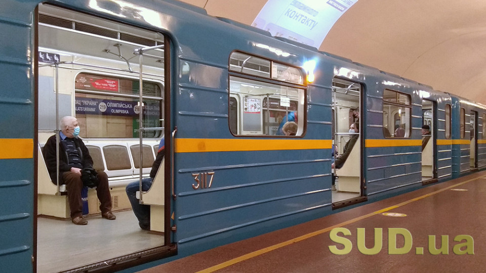 ЧП в столичном метро: мужчина изрезал себя между станциями в туннеле: фото, видео