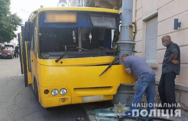 На Буковині маршрутка з пасажирами в'їхала у стовп: фото