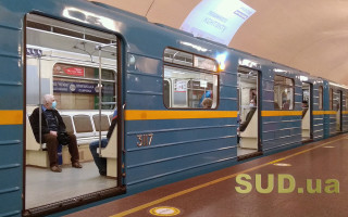 ЧП в столичном метро: мужчина изрезал себя между станциями в туннеле: фото, видео