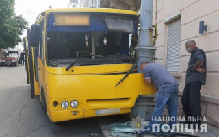 На Буковині маршрутка з пасажирами в'їхала у стовп: фото