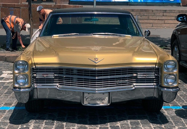 Более 5 метров в длину: в Украине засветился редкий автомобиль 60-х