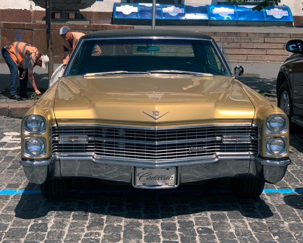 Более 5 метров в длину: в Украине засветился редкий автомобиль 60-х