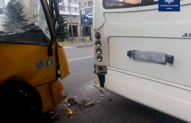 ДТП в Киеве: столкнулись два автобуса с пассажирами, фото