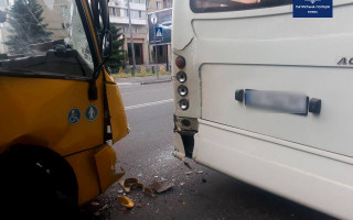 ДТП в Киеве: столкнулись два автобуса с пассажирами, фото