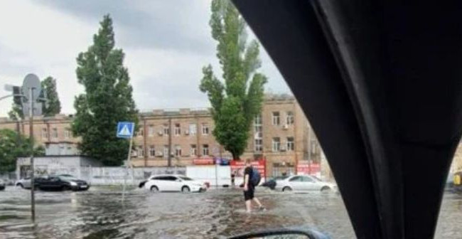 Киев снова ушел под воду из-за мощного дождя: есть видео