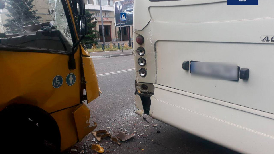 ДТП в Киеве: столкнулись два автобуса с пассажирами, фото