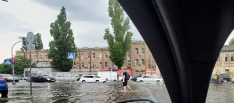 Киев снова ушел под воду из-за мощного дождя: есть видео