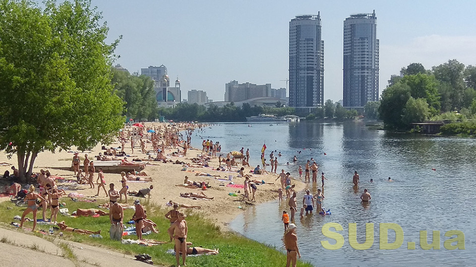 В столице открыли пляжи: киевляне уже могут поплавать в Днепре и понежится на солнце