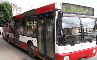 Не вистачило місця в салоні: в Івано-Франківську чоловік закидав камінням тролейбус, відео