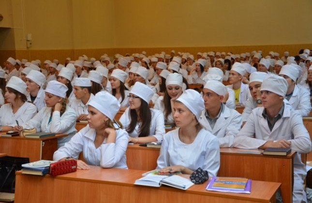 Депутати хочуть дозволити медичним освітянам лікувати пацієнтів у лікарнях