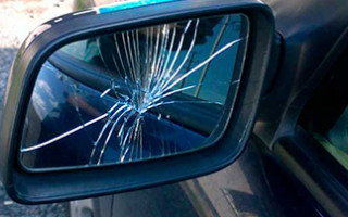 В Киеве неизвестные громили элитные автомобили