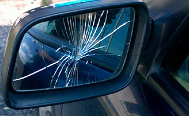 В Киеве неизвестные громили элитные автомобили