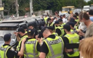 У Києві сталася масова бійка між поліцією та жителями: є відео