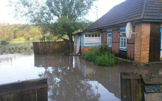 Велика вода: на Київщині внаслідок непогоди затопило двори