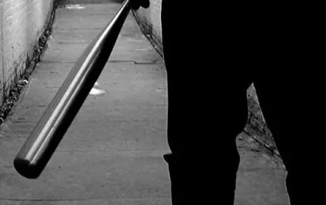 Дерзкое нападение средь бела дня: группа неизвестных избила водителя, видео