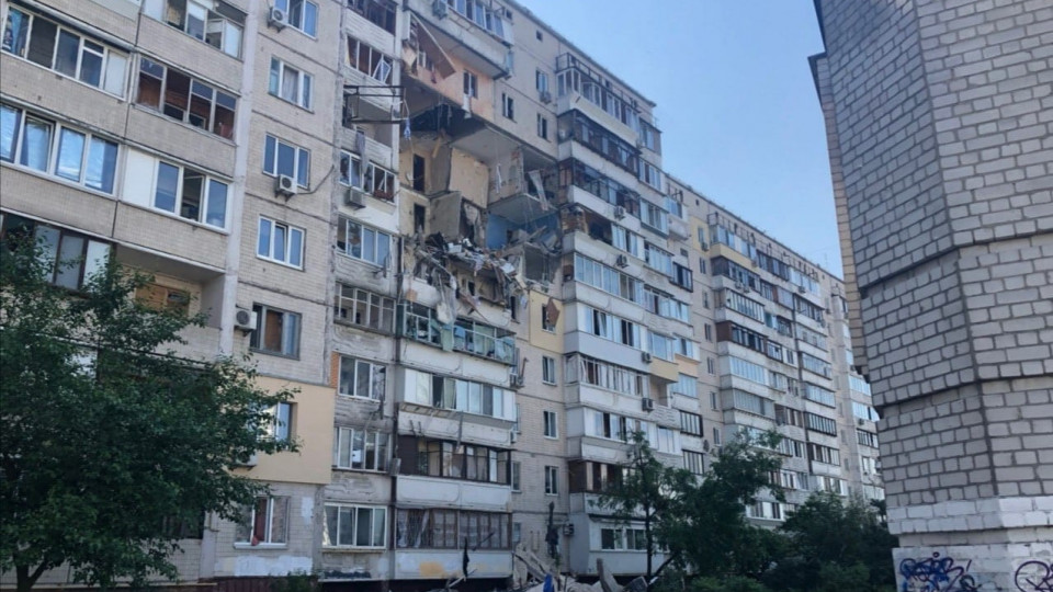 В Киеве мощный взрыв уничтожил несколько квартир: фото, видео