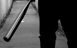 Дерзкое нападение средь бела дня: группа неизвестных избила водителя, видео