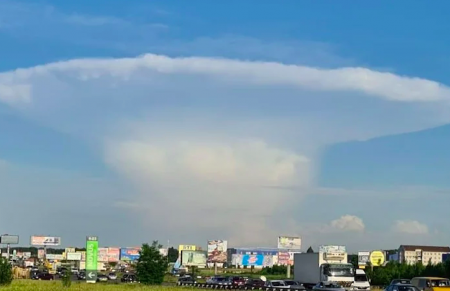 Дивне явище: у Києві помітили «атмосферний гриб», фото та відео