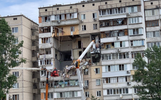 Взрыв в жилом доме Киева: под завалами могут находиться два человека
