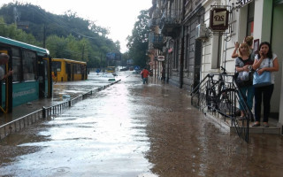 Во Львове затопило улицы: местные жители пересели на лодки, видео