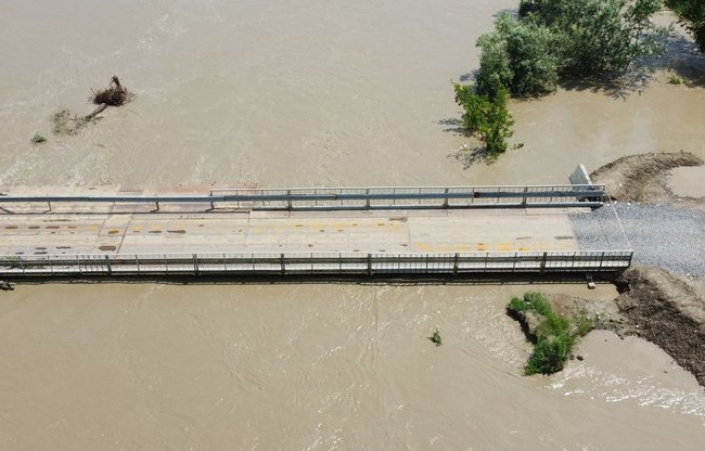 Затоплений міст та зруйновані дороги: наслідки негоди на Буковині, відео