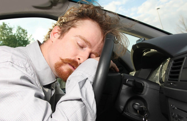 Как понять, что засыпаешь за рулем: 5 сигналов