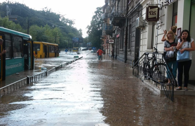 Во Львове затопило улицы: местные жители пересели на лодки, видео