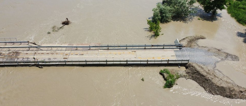 Затоплений міст та зруйновані дороги: наслідки негоди на Буковині, відео