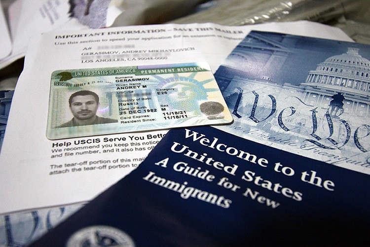 Трамп приостановил выдачу рабочих виз и грин-карт