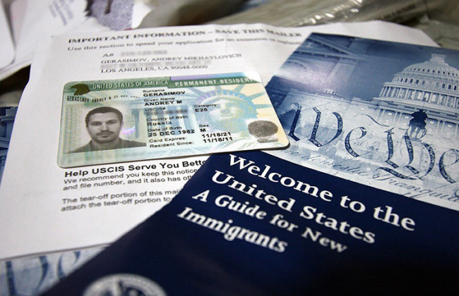 Трамп приостановил выдачу рабочих виз и грин-карт