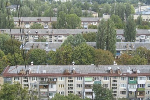 Может обвалиться в любую минуту: в Киеве обнаружили огромный самодельный балкон, фото