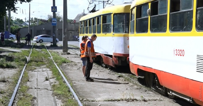 В Одессе трамвай сошел с рельсов и врезался в забор
