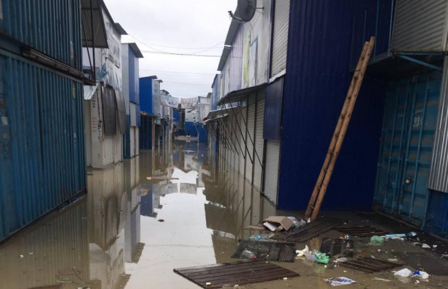 В Черновцах река Прут вышла из берегов: затоплены рынки, фото