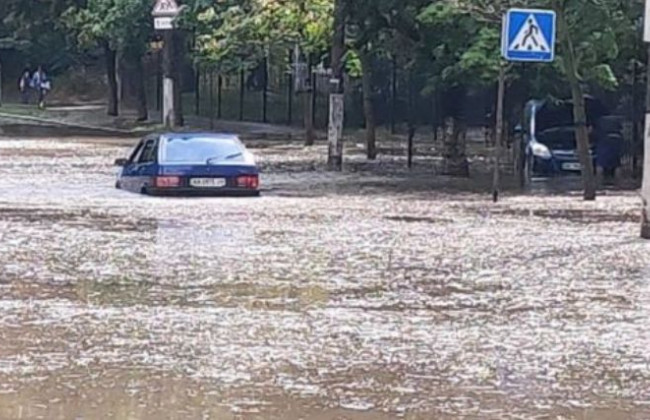 Київ накрила злива: з’явилось відео нового потопу