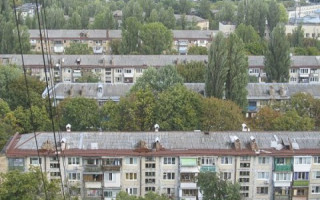 Может обвалиться в любую минуту: в Киеве обнаружили огромный самодельный балкон, фото