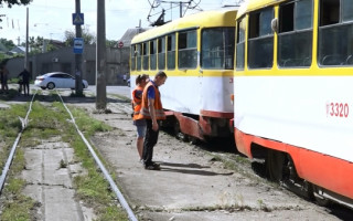 В Одессе трамвай сошел с рельсов и врезался в забор