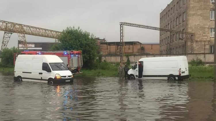 Непогода в Ивано-Франковской области: вода добралась до больницы, где лечат COVID-19