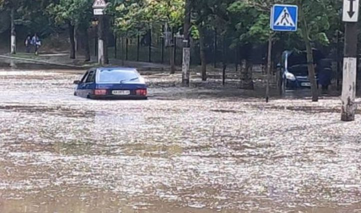 Київ накрила злива: з’явилось відео нового потопу