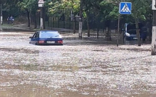 Київ накрила злива: з’явилось відео нового потопу